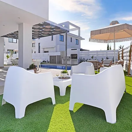 Elizabeth - Pernera Center * Paralimni