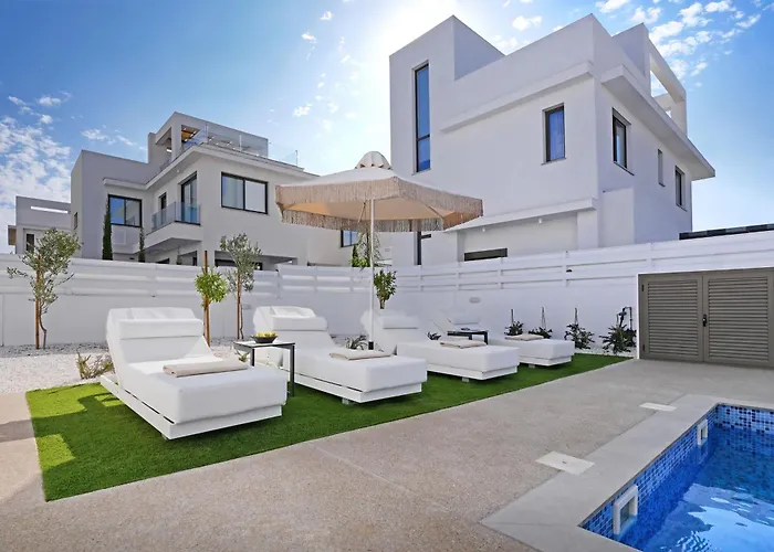 Elizabeth - Pernera Center * Paralimni