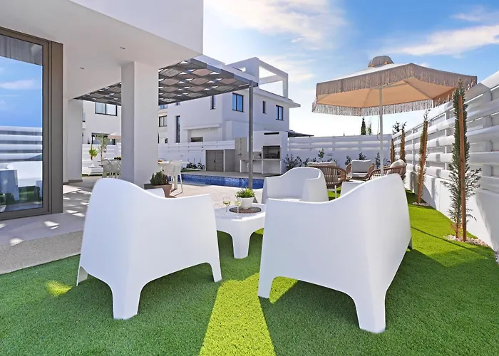 Elizabeth - Pernera Center * Paralimni