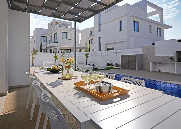 Elizabeth - Pernera Center * Paralimni