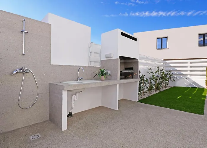 Elizabeth - Pernera Center * Paralimni