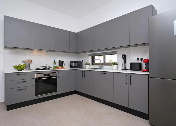 Elizabeth - Pernera Center * Paralimni